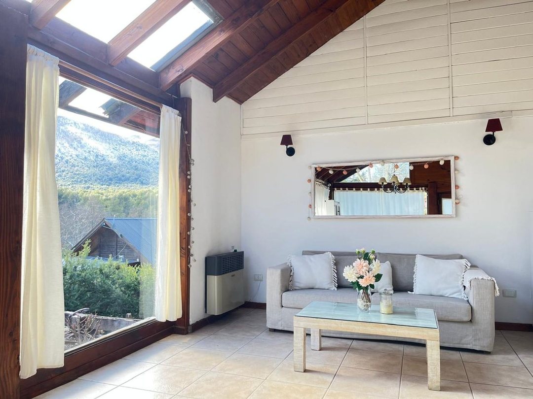 EQUIPO REMAX VENDE CASA CON VISTAS A LA MONTAÑA