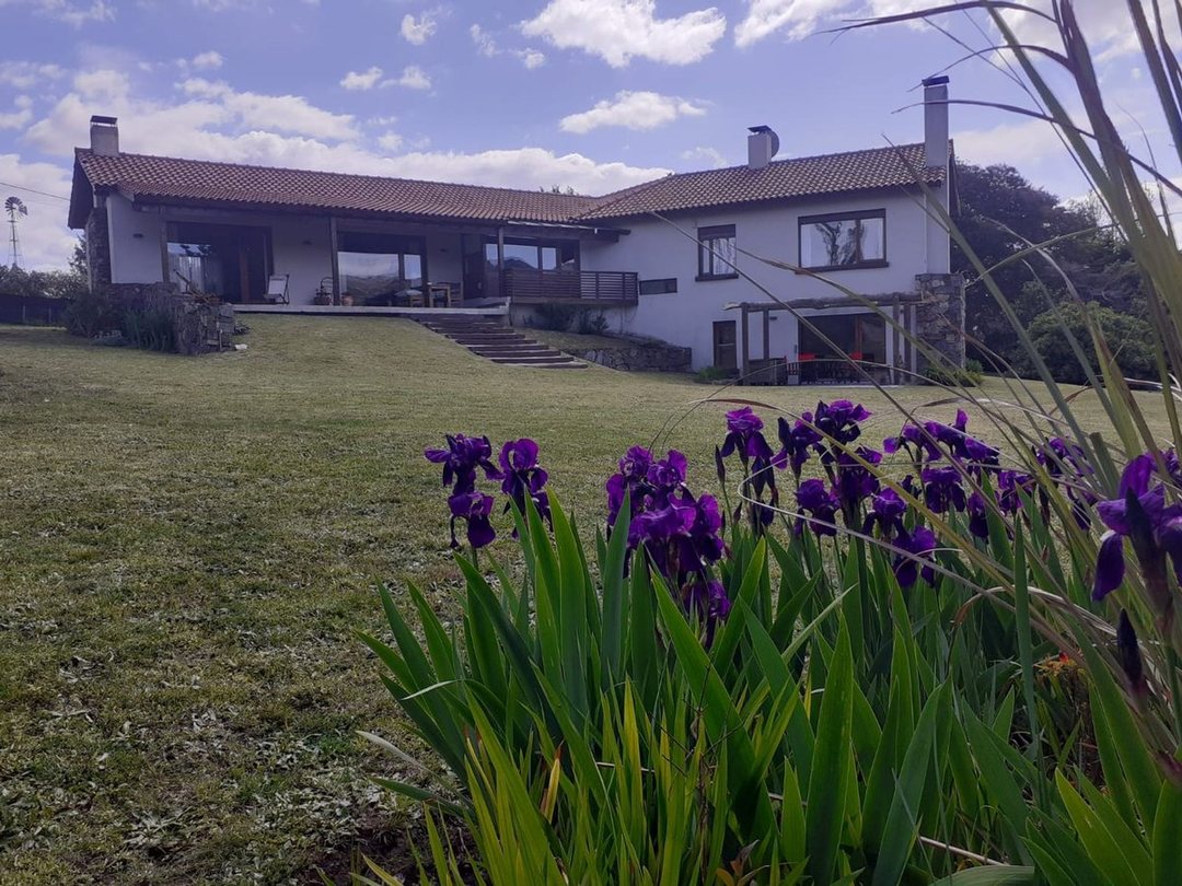 VENTA CASA DE CATEGORÍA – ZONA DON BOSCO, TANDIL