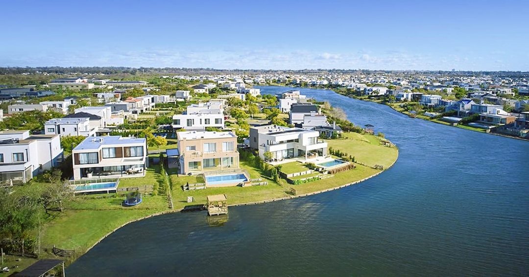 VENTA LOTE AL AGUA BARRIO ORILLAS PUERTOS FINANCIA