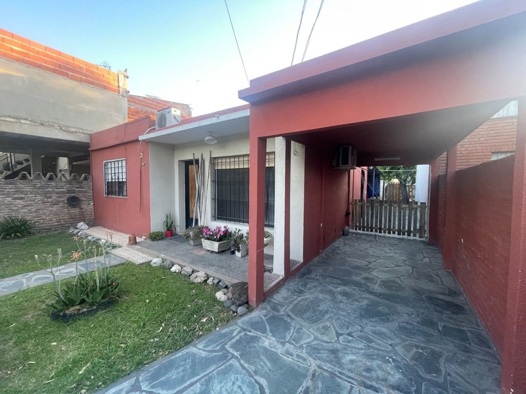 VENTA 2 CASAS EN UN LOTE OPORTUNIDAD! HURLINGHAM.
