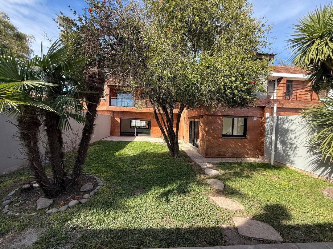 CASA 5 AMB. A ESTRENAR EN CIUDAD JARDIN/PERMUTA