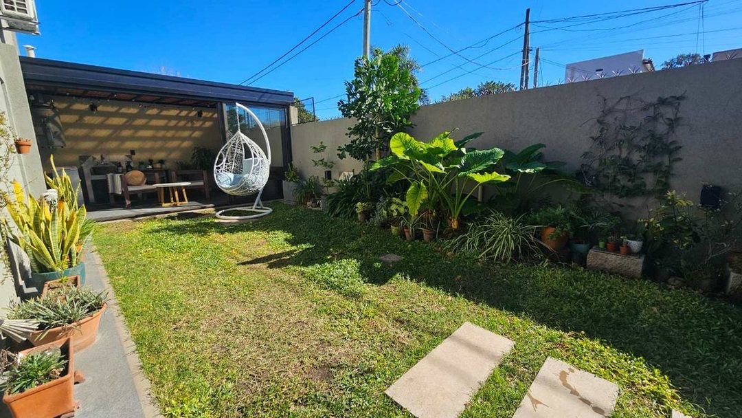VENTA CASA DUPLEX 3 AMB PARQUE Y QUINCHO ITUZAINGO