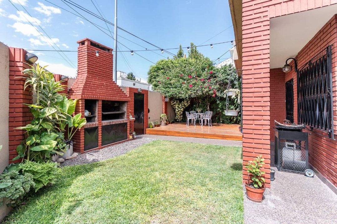Casa en venta con cochera en Villa lugano