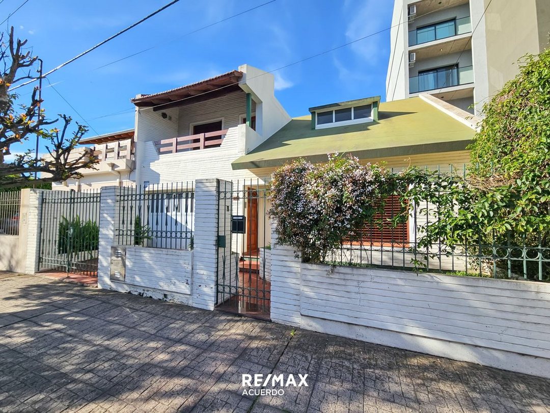 CASA TRES DORMITORIOS EN VENTA APTA CREDITO