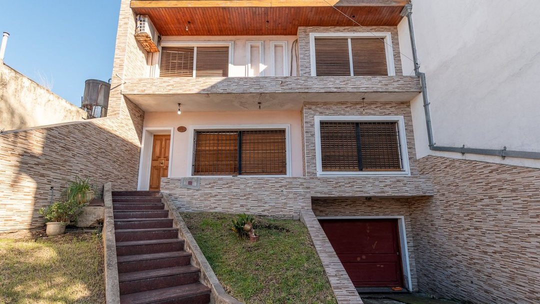 VENTA CASA 5 AMB. C/ PILETA I. CASANOVA