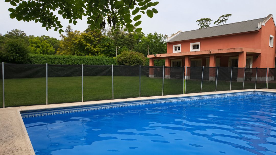 VENTA -HERMOSA CASA CON PARRILLA, PILETA Y JARDIN