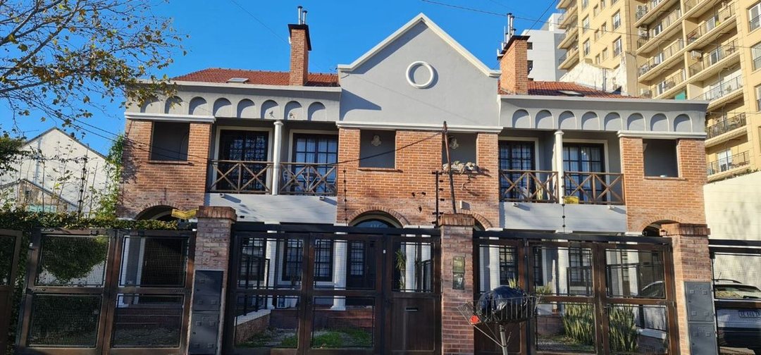 VENTA CASA TIPO TRIPLEX 4 AMBIENTES QUILMES CENTRO
