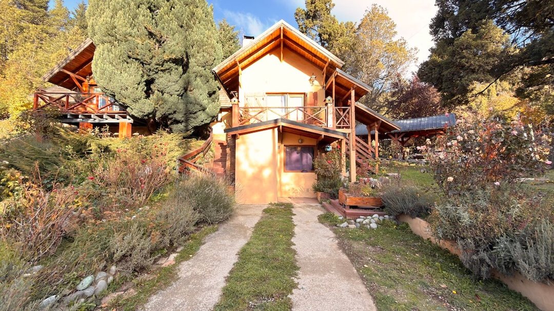 CASA MÁS 2 DEPARTAMENTOS con parque y cochera Km 7