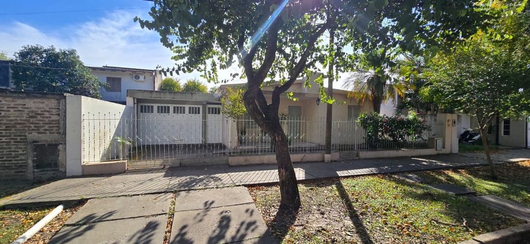 AVELLANEDA, SE VENDE CASA CON PILETA