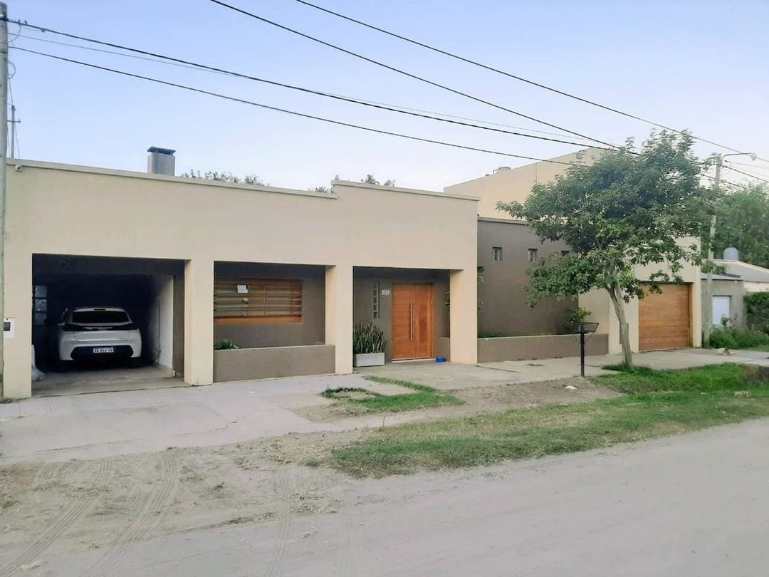 CASA CON PILETA BARRIO LAS FLORES