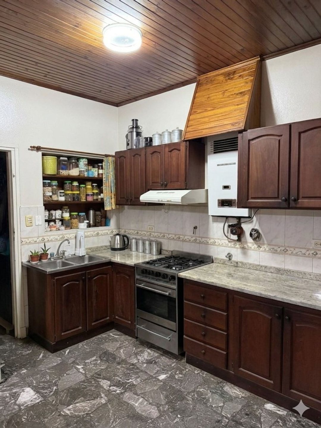 Oportunidad Única en Munro: Casa + Local Comercial