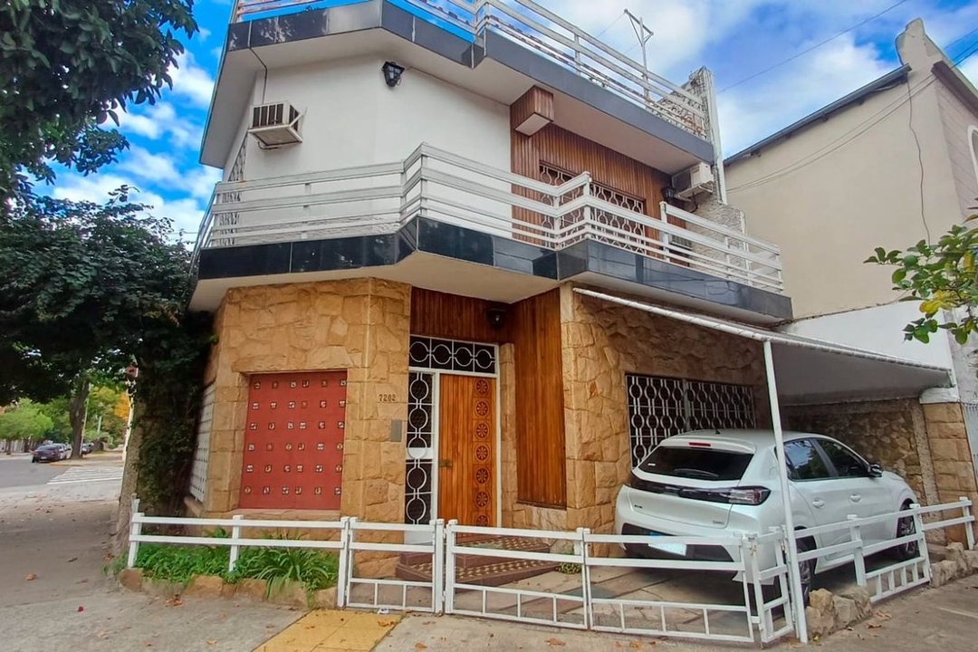 VENTA CASA 7 AMB LINIERS - EXCELENTE UBICACION