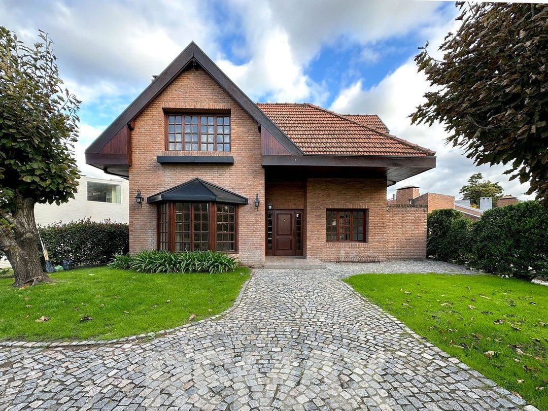 CASA EN VENTA RECICLADA A NUEVO, LOS LAGARTOS CC.