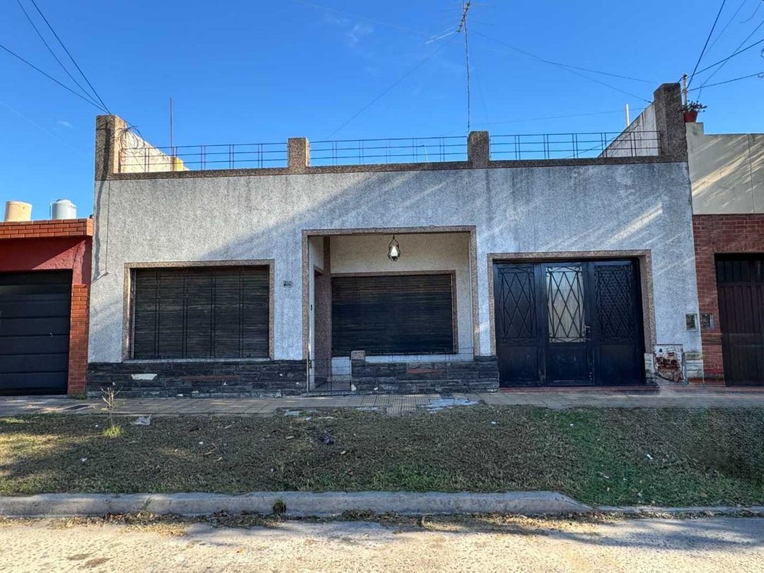 VENTA CASA 3 AMB EN ITUZAINGO CON COCHERA Y JARDIN