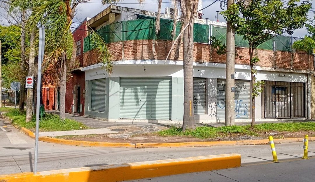 Vivienda multifamiliar + 3 locales