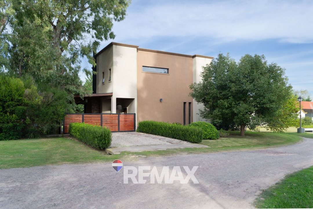 CASA EN VENTA 4 AMBIENTES SAN VICENTE DAROMY