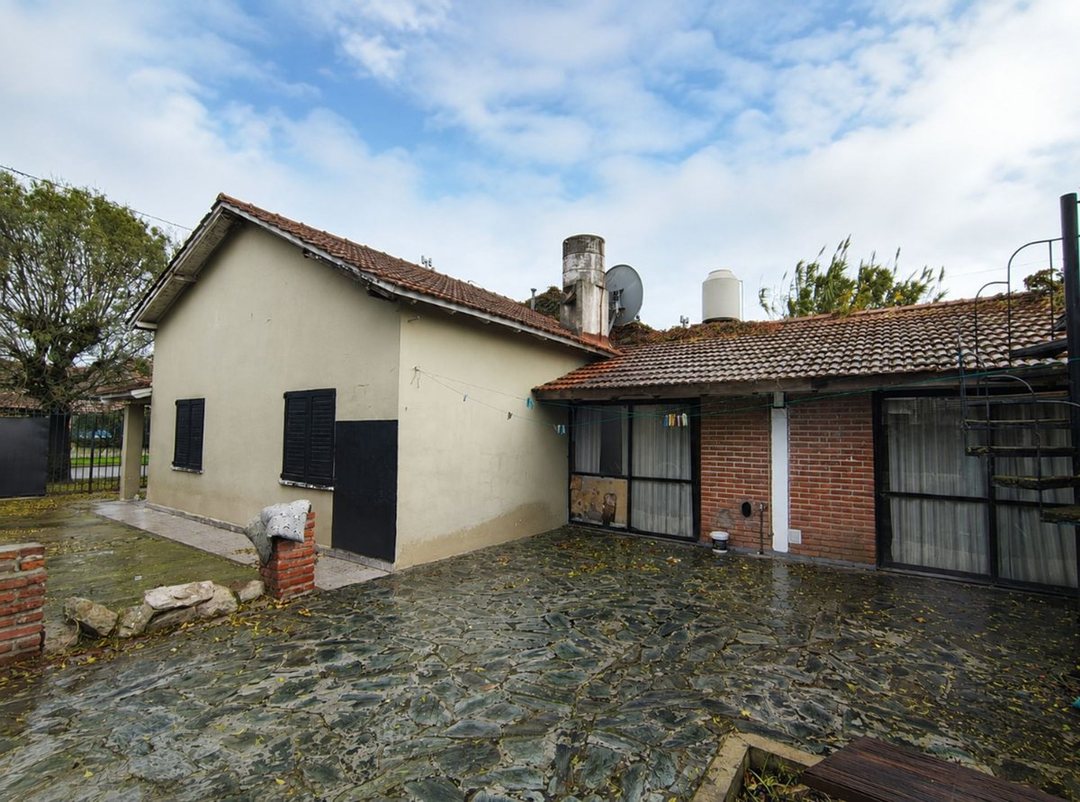 CASA EN VENTA 3 AMB, QUINCHO Y GARAGE DOBLE