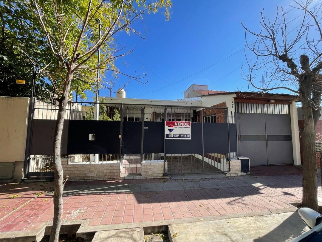 REMAX VENDE CASA EN BARRIO SANTA ANA GUAYMALLEN