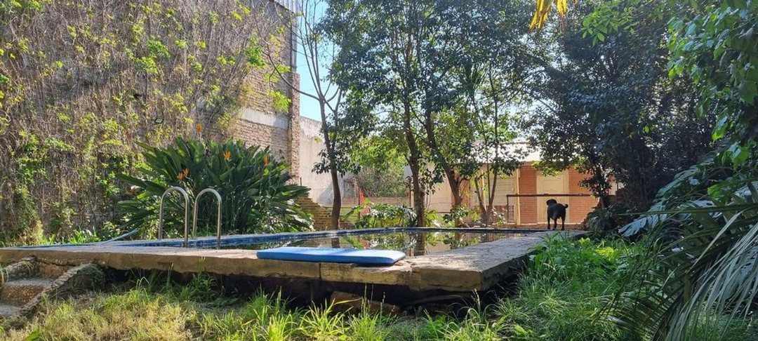 Casa de 13x52 en venta Lanús 4 amb. fondo y pileta