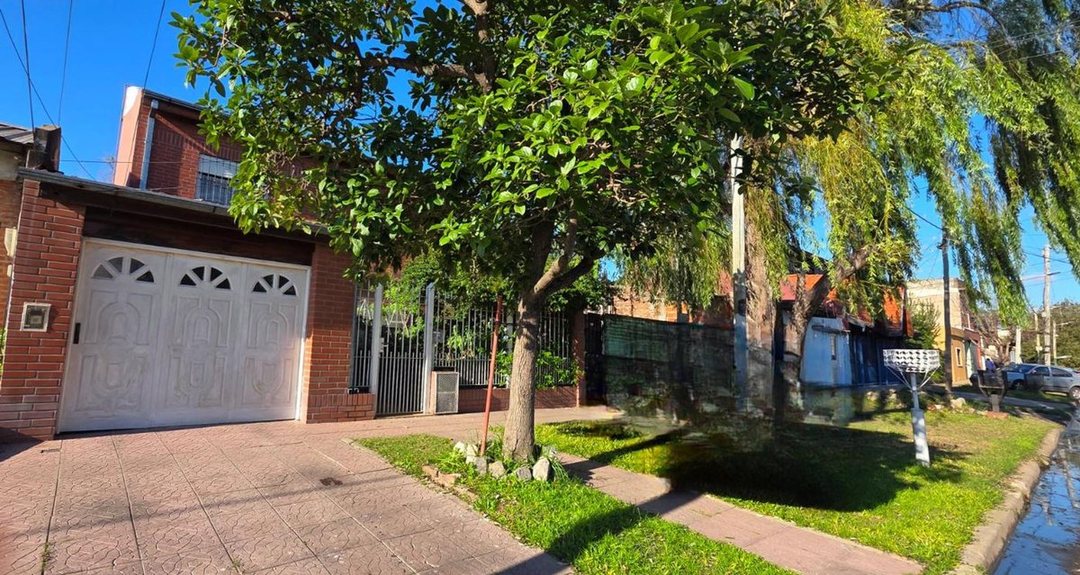 CASA Y DEPARTAMENTO TEMPERLEY VENTA GARAGE Y PATIO
