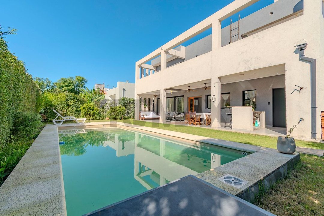 Venta casa con jardin y pileta en la Josefina