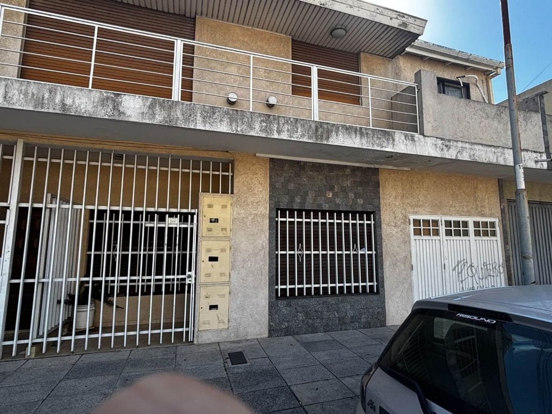 Departamento 2 ambientes con patio sin expensas