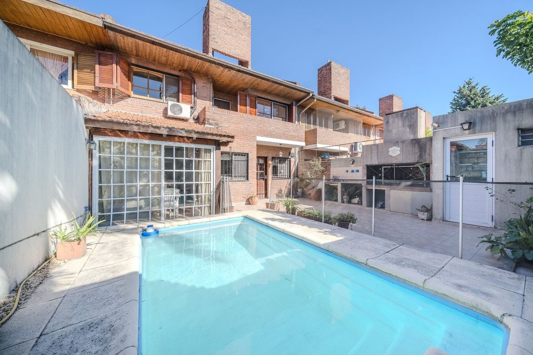 CASA 4 AMBIENTES CON PISCINA - BARRIO MURIALDO