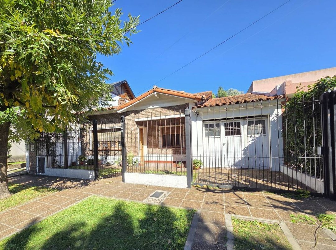 VENTA CASA 4 AMBIENTES HURLINGHAM JARDIN GARAGE
