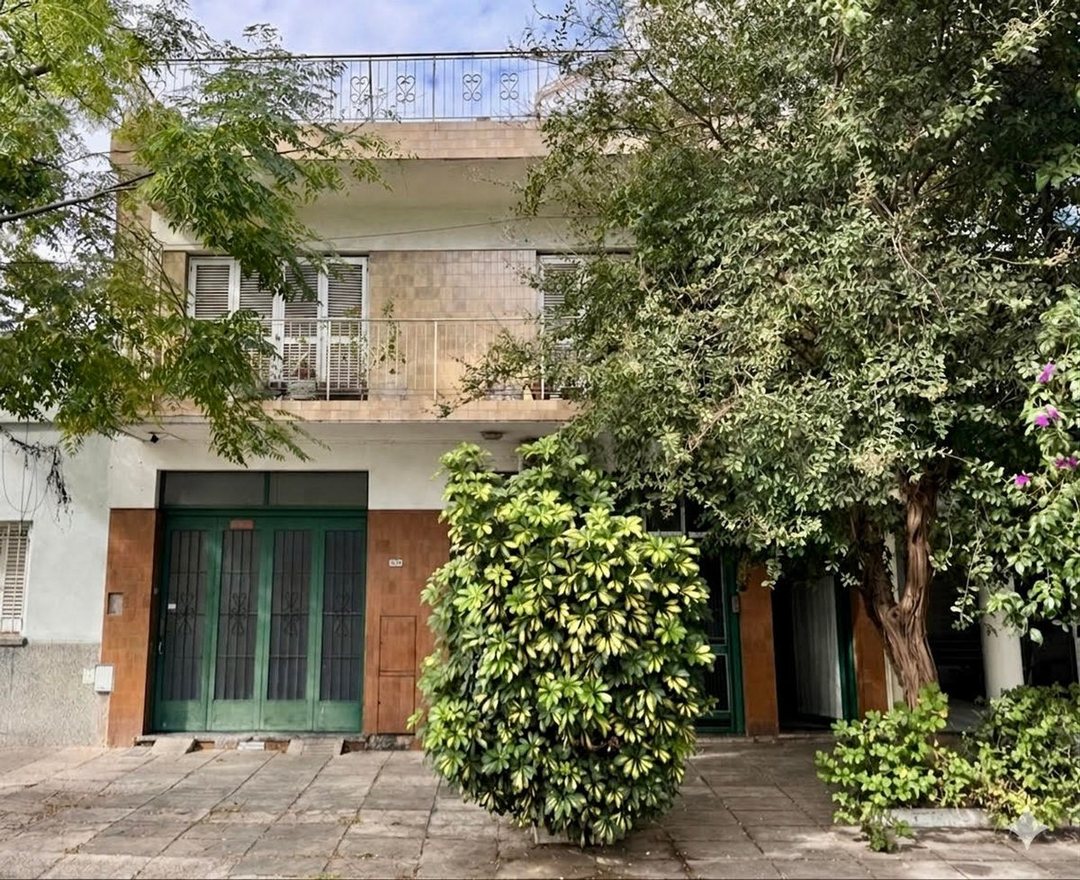 Casa 5Amb + 2 Importantes Locales en PB + Cocheras
