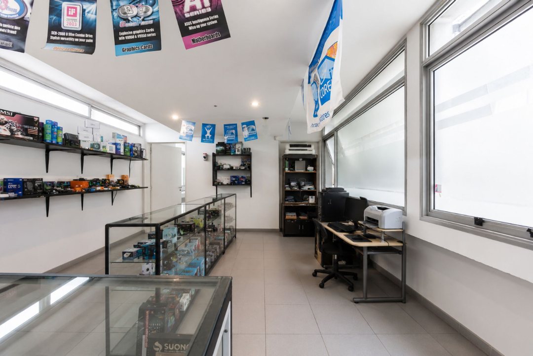 Local en venta en La Plata con cochera
