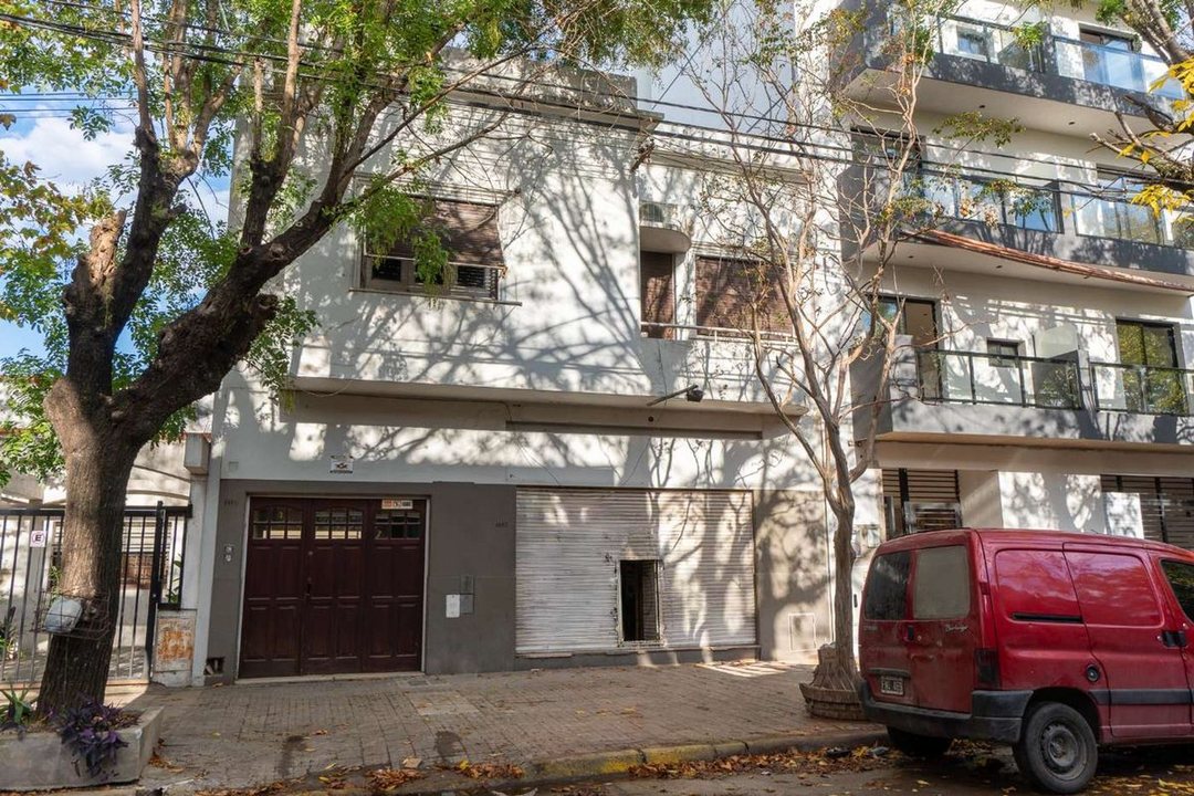 CASA EN VENTA CON COCHERA LA PLATA