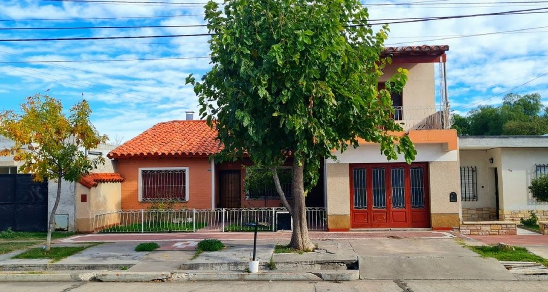 VENTA AMPLIA CASA CÉNTRICA 4 DORM. SAN RAFAEL, MZA