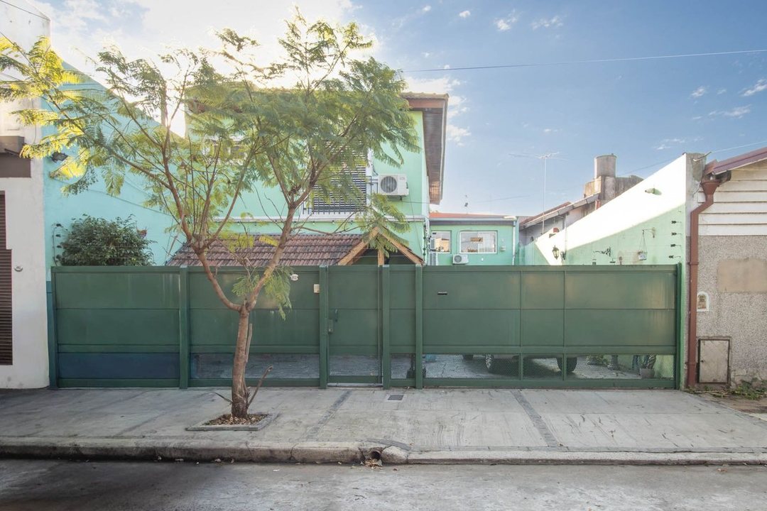 Casa en lote propio con jardín, 6 ambientes