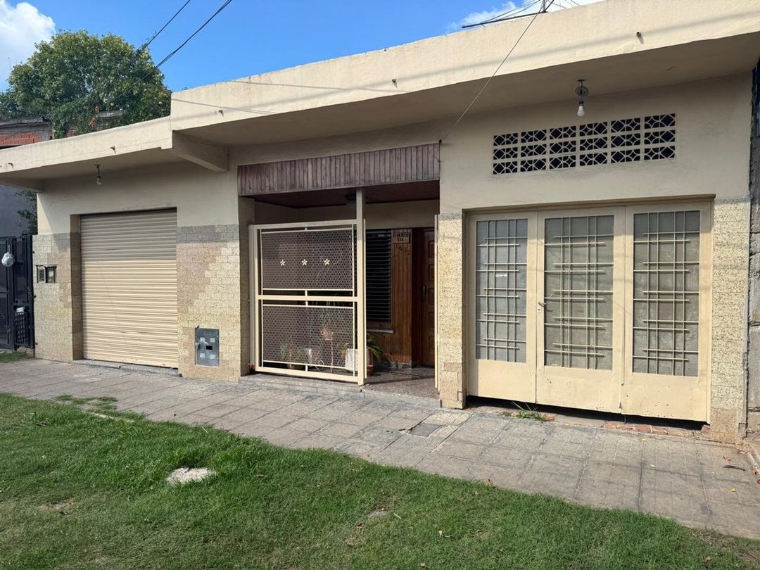 CASA 3 AMBIENTES  CON PATIO FLORENCIO VARELA