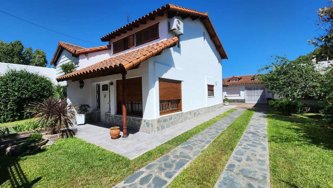 CASA 5 AMBIENTES EN VENTA LUIS GUILLON CON LOCALES