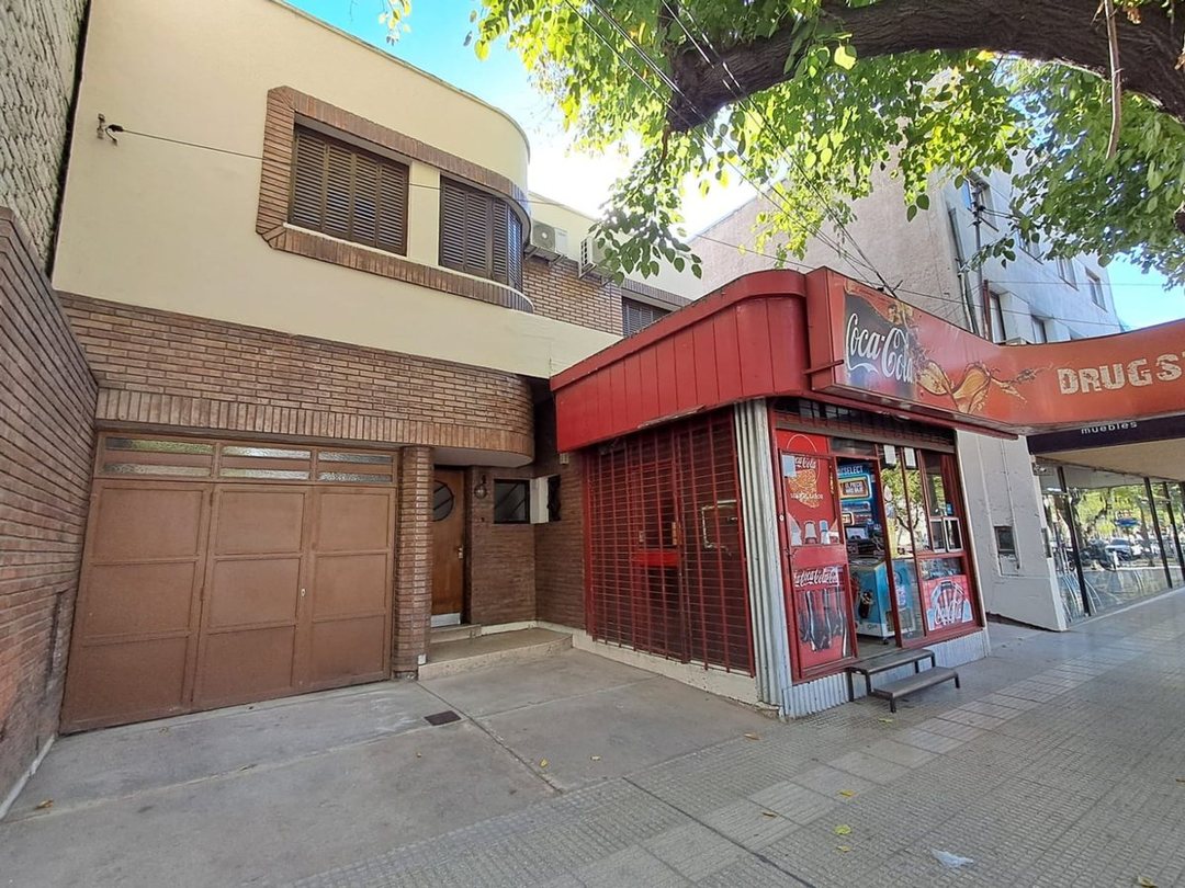 CASA EN VENTA CON IMPORTANTE TERRENO EN GODOY CRUZ