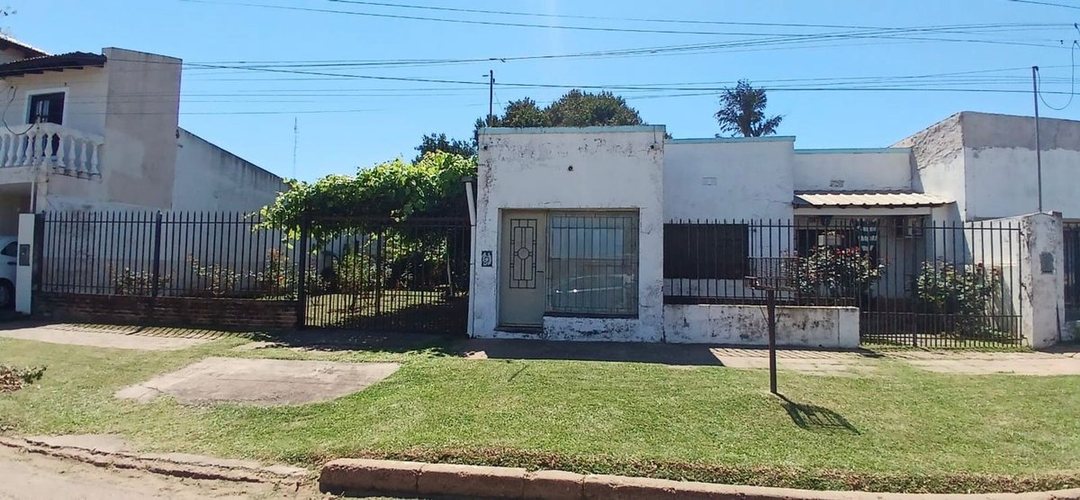 CASA EN VENTA DE 5 AMBIENTES EN BELLA VISTA CTES