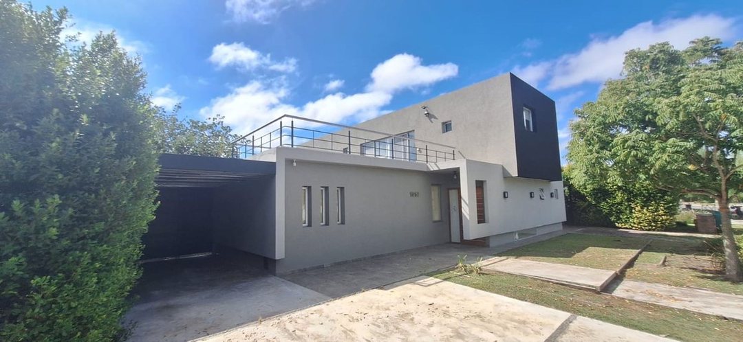 CASA 3 DORM EN ALQUIL JARDIN PILETA MUELLE AL AGUA