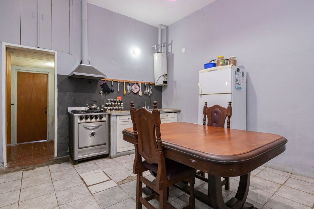 VENTA CASA 5 AMB + LOCAL + COCHERA  A REFACCIONAR