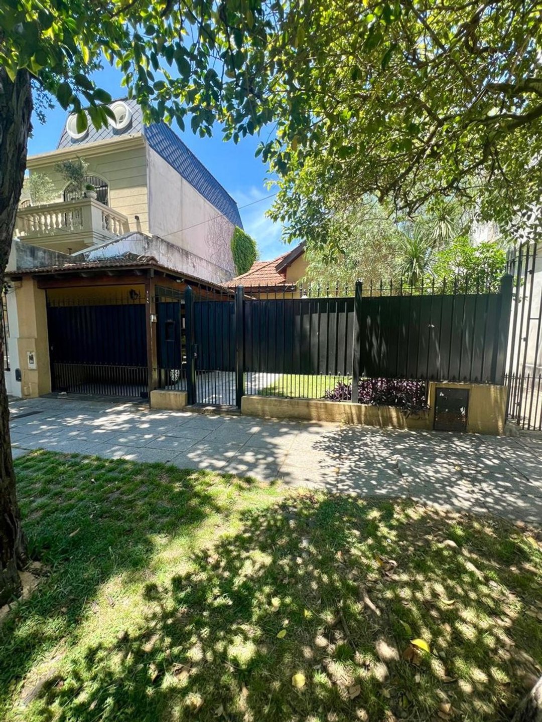 VENTA CHALET. BANFIELD, LOTE DE 8.66 POR 33Mts