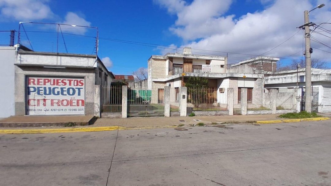 CASA  5 AMBIENTES CON LOCAL CRUCE VARELA