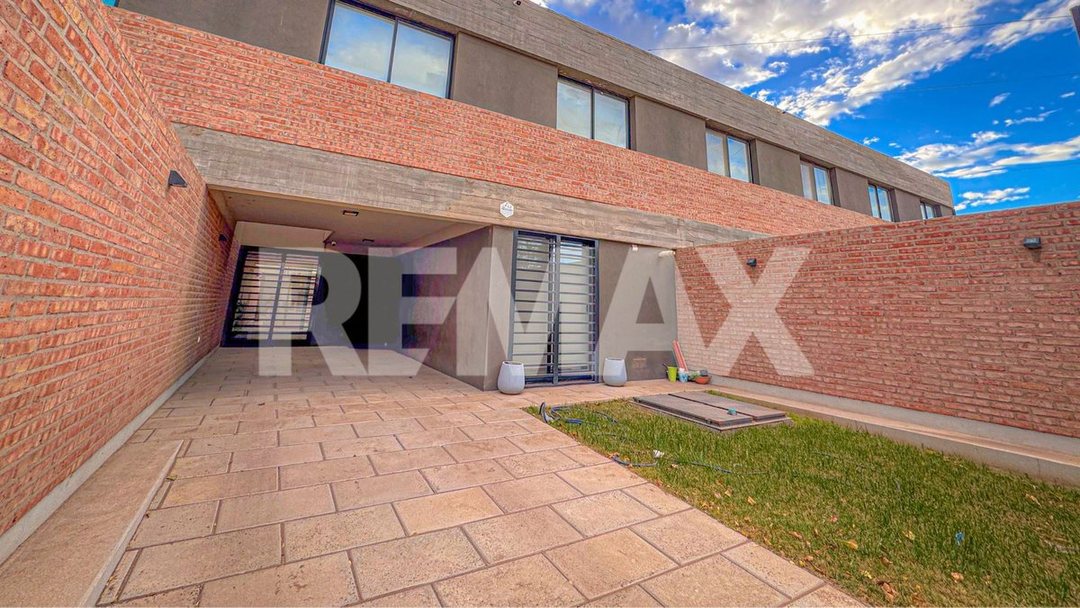 VENDE DUPLEX 3 DORMITORIOS. BARRIO TIERRA MANSA