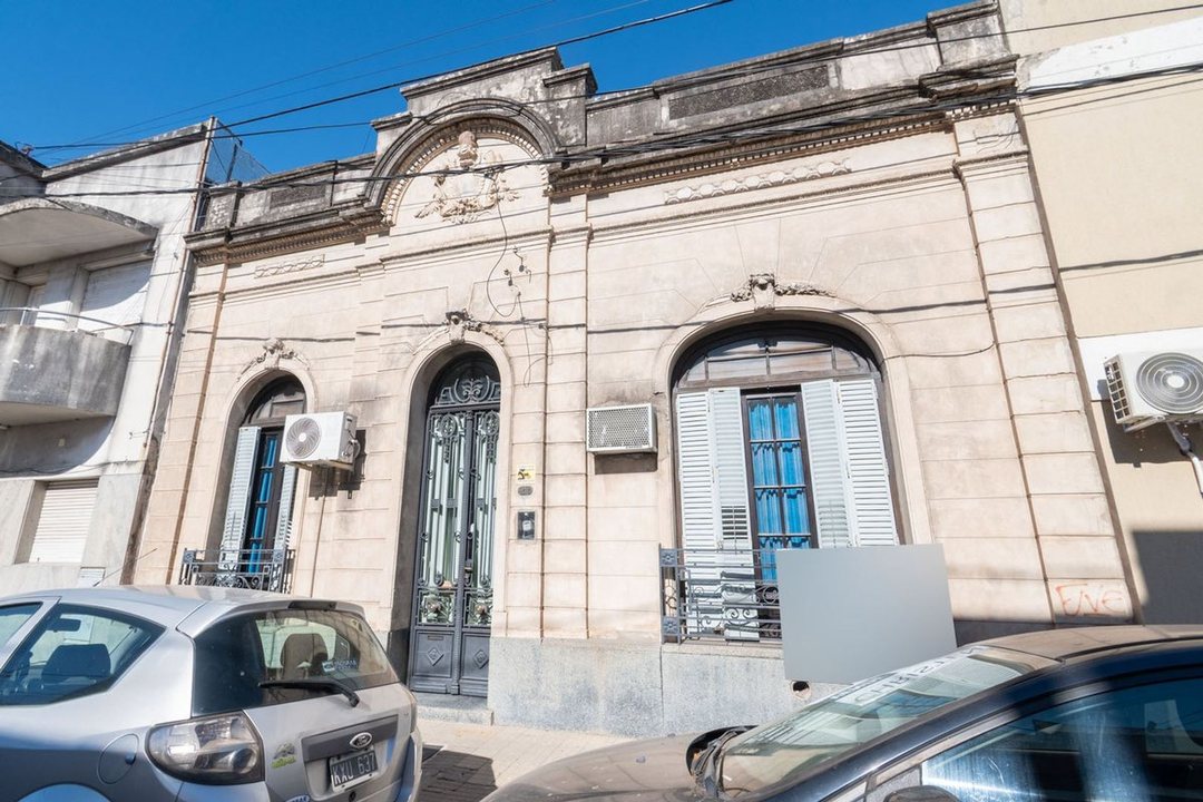 VENTA CASA ANTIGUA CON SALIDA A DOS CALLES