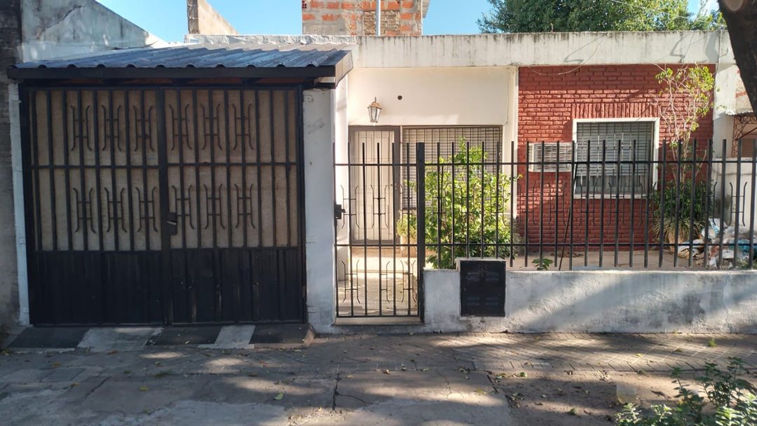 Casa 3 dorm. cochera, galpón Fisherton industrial