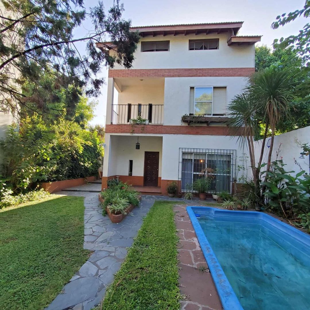 Vende casa de 5 amb. con pileta en Villa Adelina