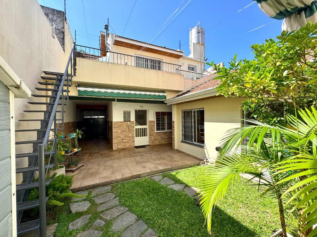 VENTA CASA 4 AMBIENTES , JARDIN Y GARAGE BERNAL
