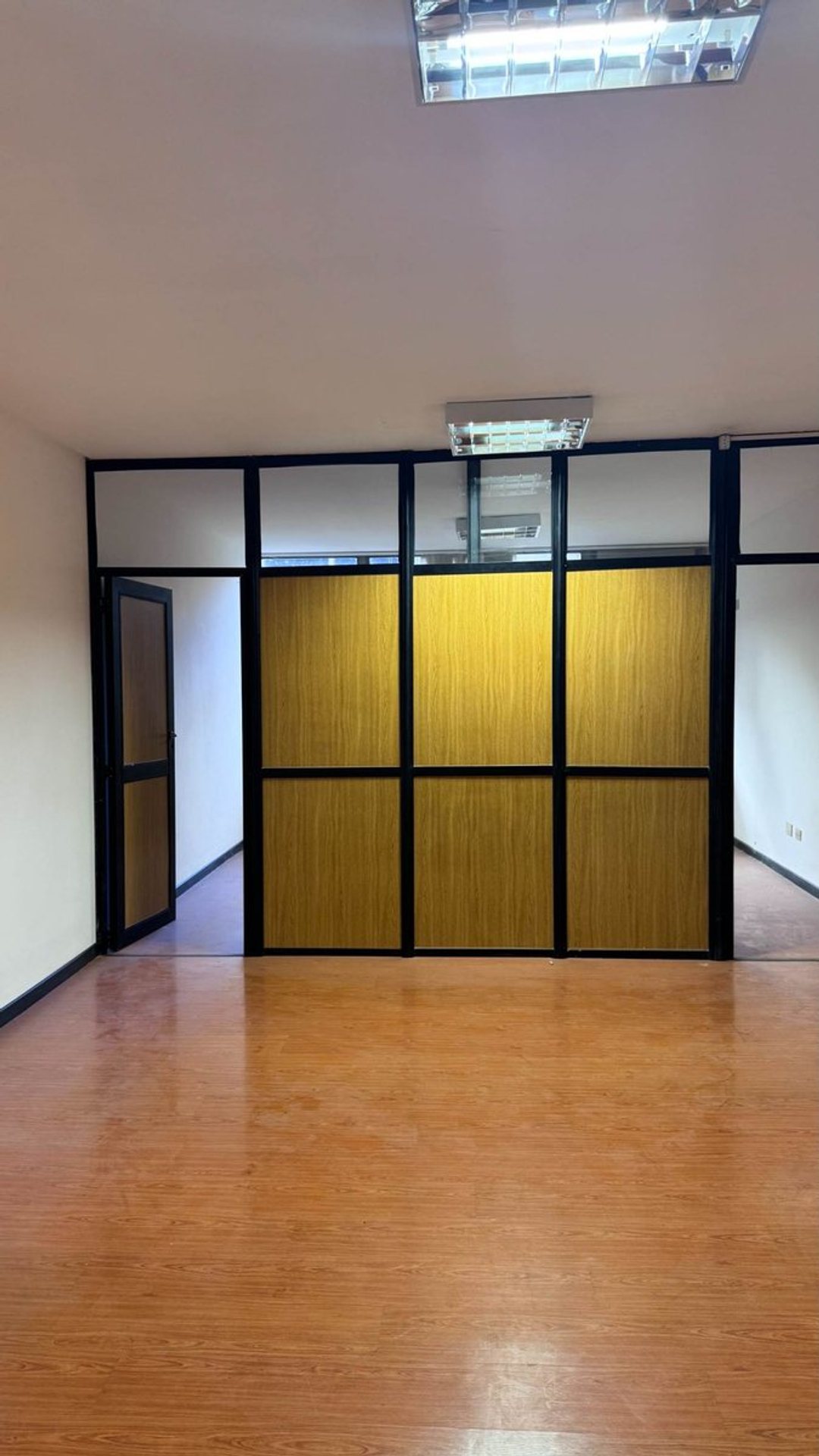 VENTA OFICINA-CONSULTORIO-SHOWROOM-CON COCHERA