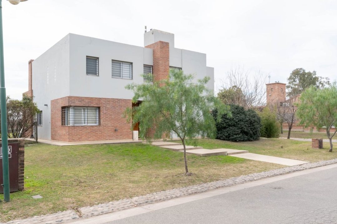 VENDO CASA 4 DORMITORIOS "EL VIEJO ALGARROBO"