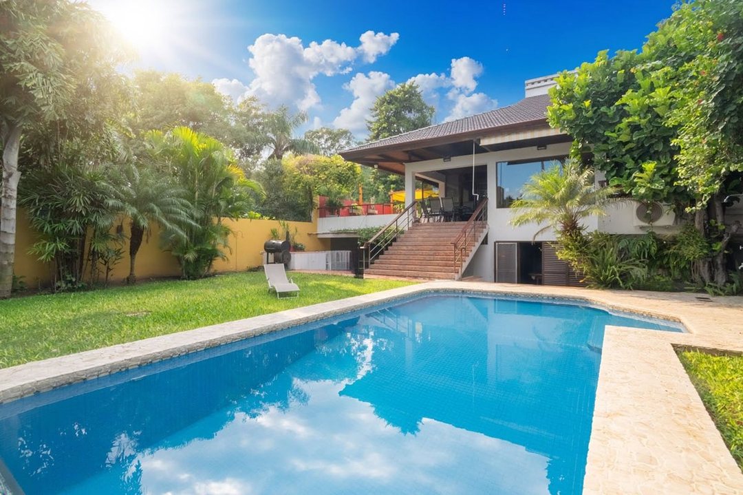 Casa única a la venta sobre la Costanera!