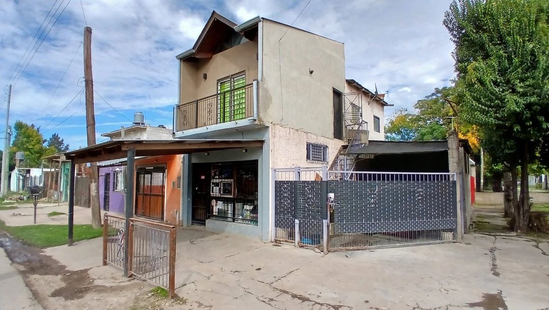 Casa 4 amb local comercial + Estructura 3 locales